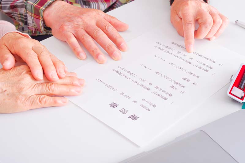 遺言書を書いている人のイメージ